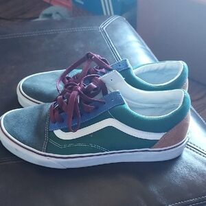 Stylish Men Sneakers with Green and Brown Accents